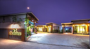 Front of property – evening/night - Baan Le Vimaan (Nakhon Ratchasima)