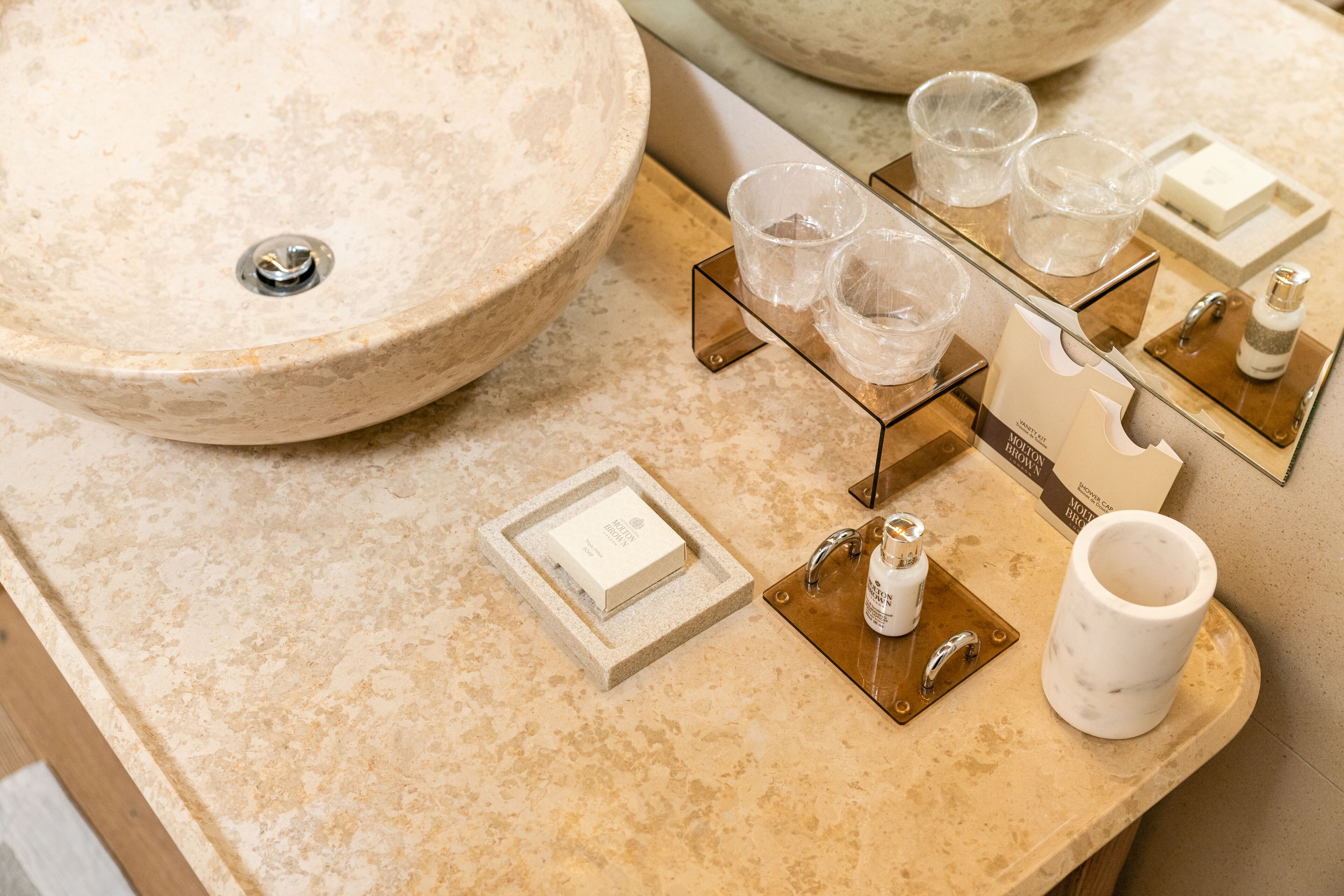 shower, rainfall showerhead, free toiletries, hair dryer