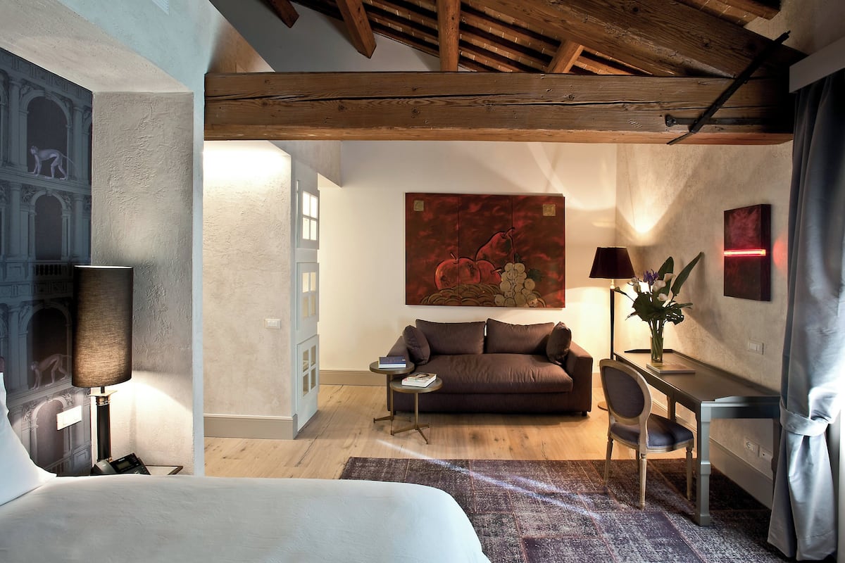 deluxe double room | 1 bedroom, down duvets, minibar, in-room safe