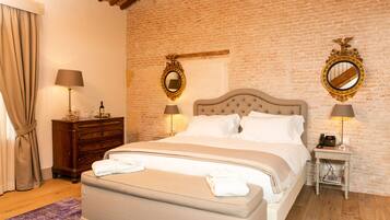 Cubrecamas, minibar y caja de seguridad en la habitación