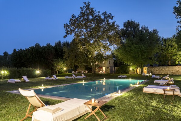 Piscine extérieure (ouverte en saison), parasols de plage