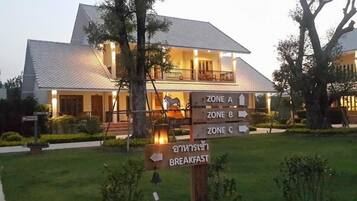 A hotel with a sign indicating zones A, B, and C, and a direction to the breakfast area.