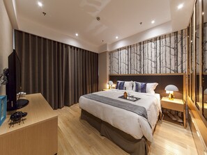 In-room safe, desk, blackout drapes, iron/ironing board - Suzhou Le Jiahui Suisse Place (Suzhou)