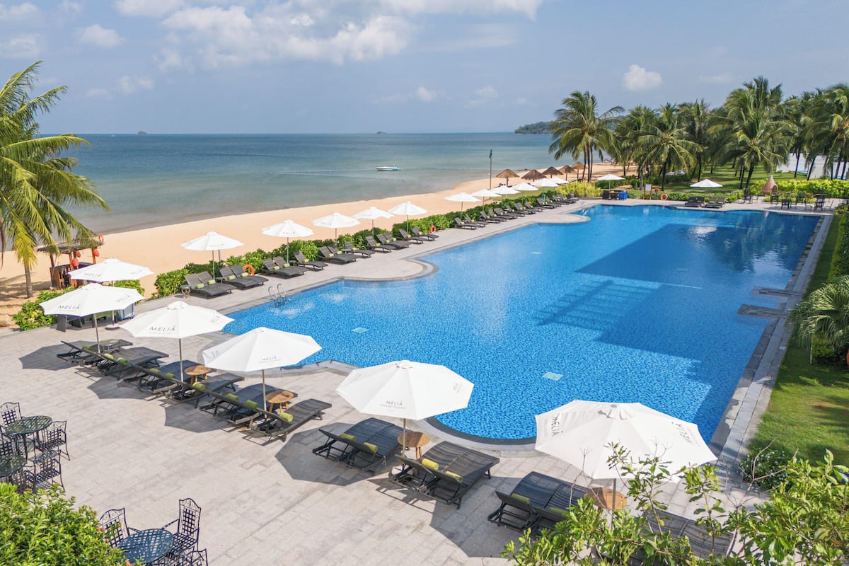 2 outdoor pools, free pool cabanas, pool umbrellas