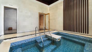 Salas de tratamiento para parejas, sauna y tina de hidromasaje
