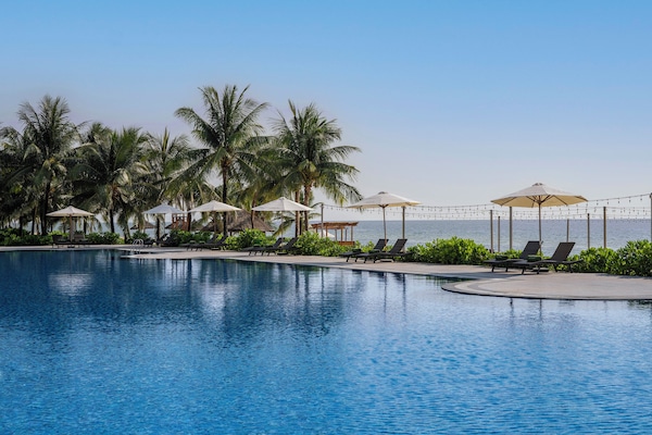 2 outdoor pools, free pool cabanas, pool umbrellas