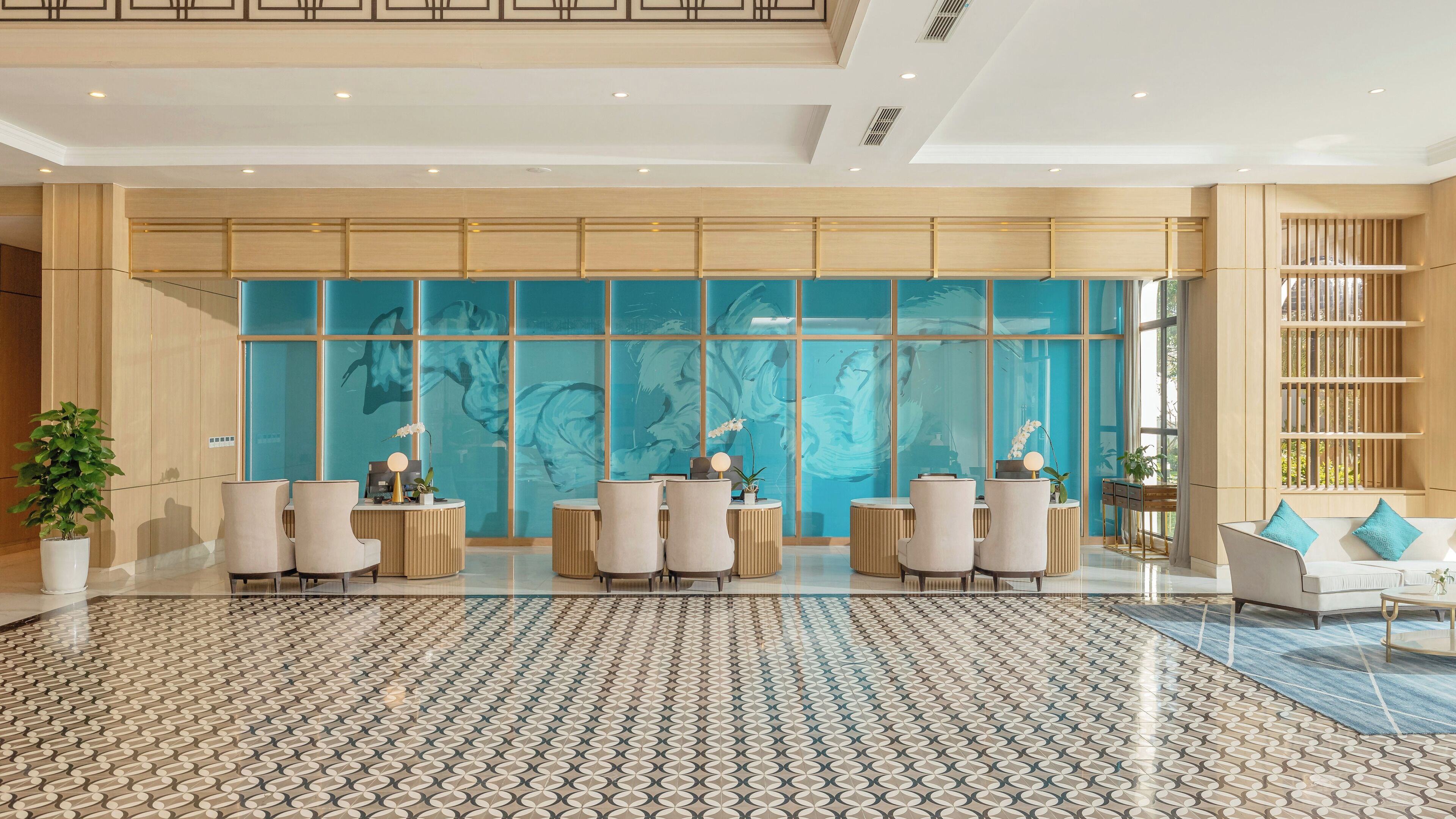 Minibar, Zimmersafe, Schreibtisch, laptopgeeigneter Arbeitsplatz