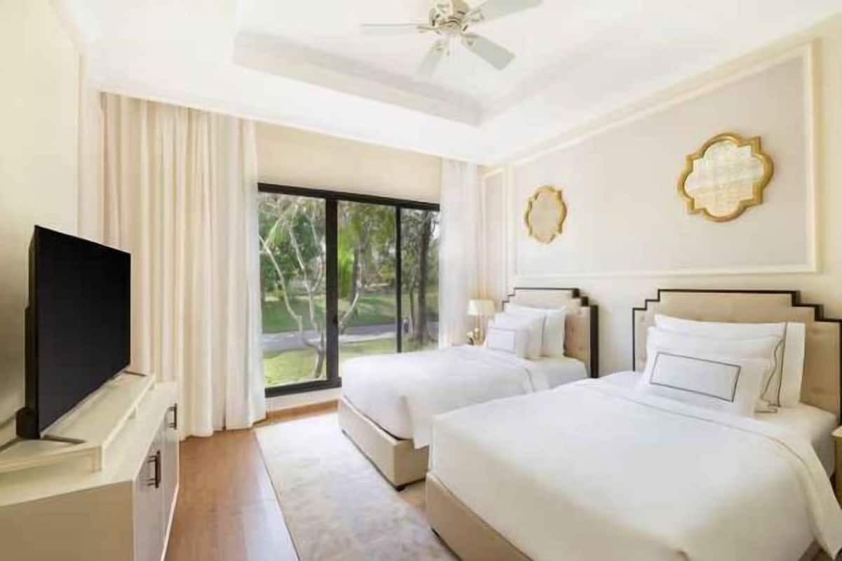 2 bedrooms, minibar, in-room safe, desk