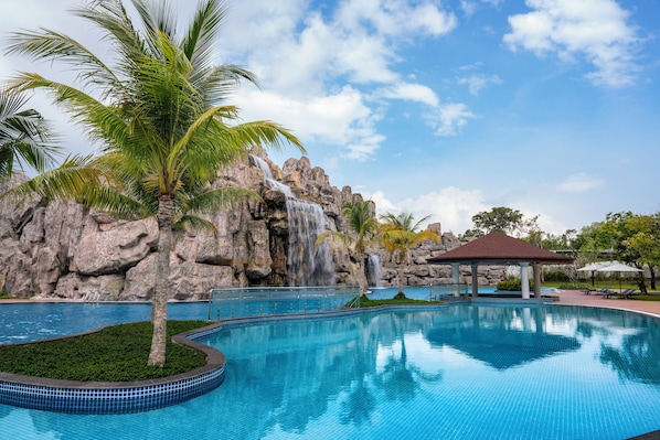 2 outdoor pools, free pool cabanas, pool umbrellas - Meliá Vinpearl Phu Quoc (Phu Quoc)
