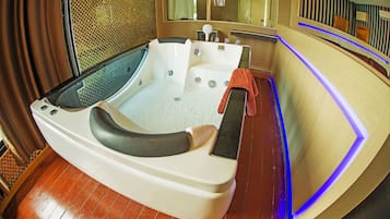 Exclusive Suite, 1 King Bed, Non Smoking, Jetted Tub | Private spa tub
