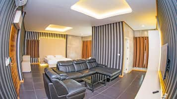 Suite Eksklusif, 1 Tempat Tidur King, Bebas Asap Rokok, jet tub | Area keluarga | TV layar datar