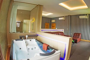 익스클루시브 스위트, 킹사이즈침대 1개, 금연, 분사식 욕조 | 전신 욕조