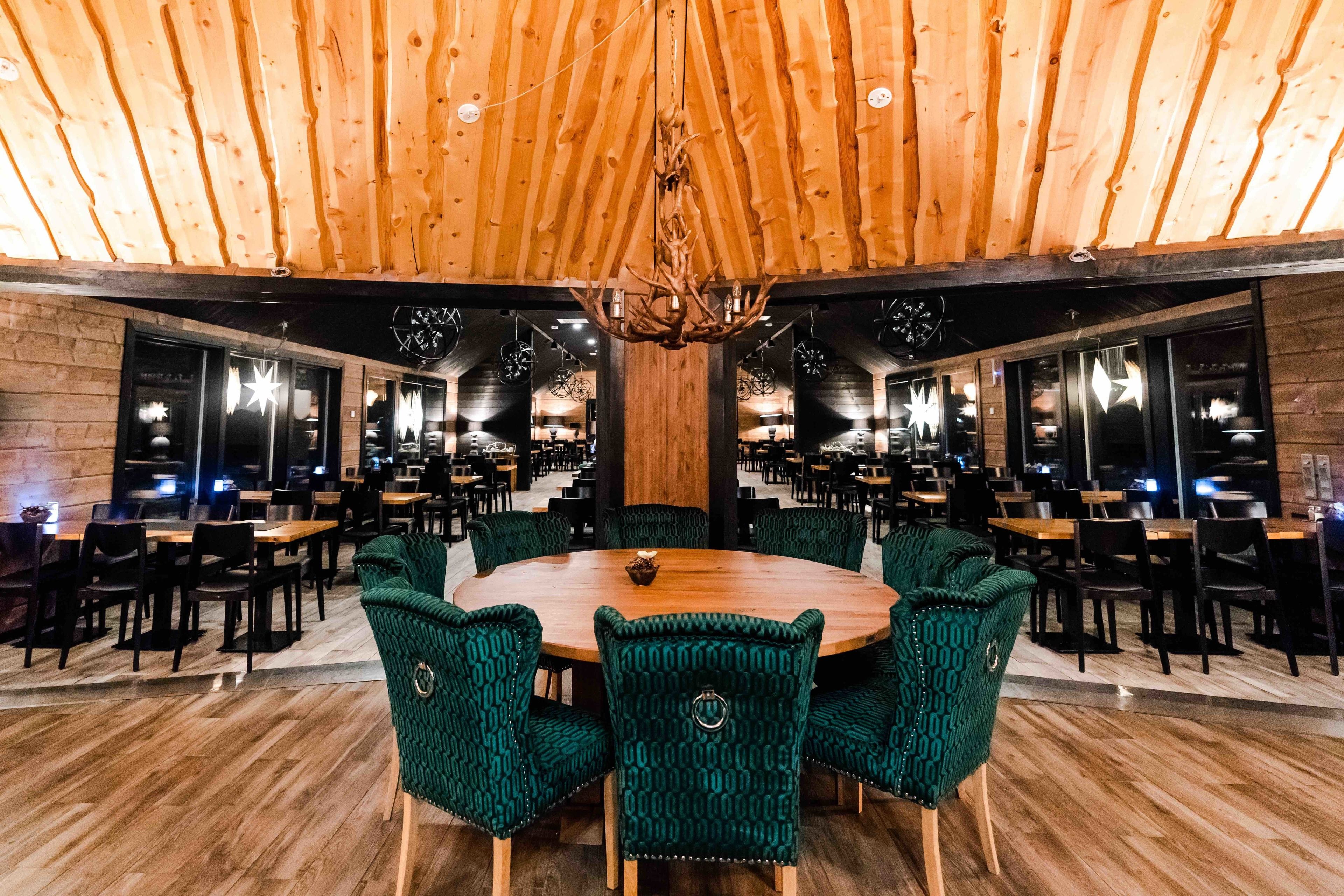 breakfast, lunch, dinner served; international cuisine