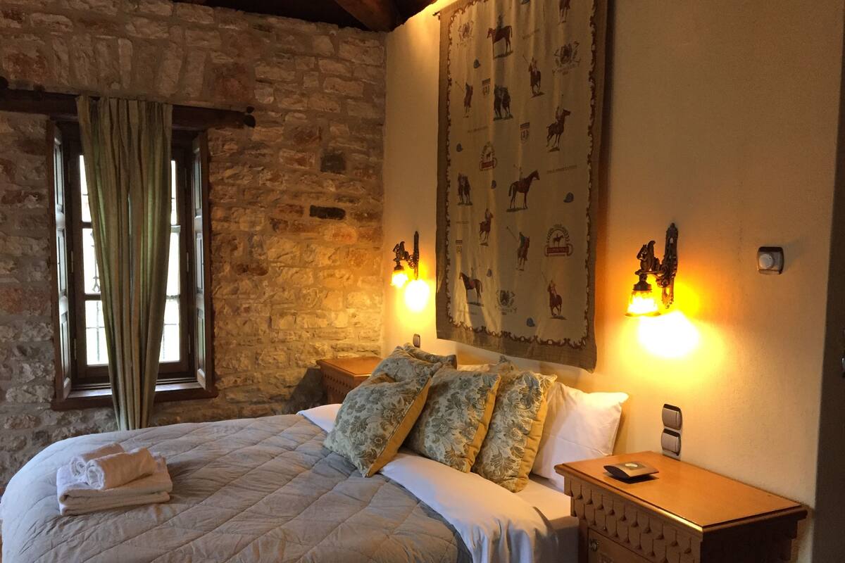 Deluxe Triple Room, 1 Bedroom, Mountain View | Individually decorated, individually furnished, rollaway beds
