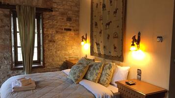 Kolmen hengen deluxe-huone, 1 makuuhuone, vuoristonäköala | Yksilöllisesti sisustettu, yksilöllisesti kalustettu, lisävuoteet