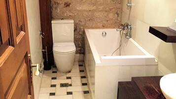 Kolmen hengen deluxe-huone, 1 makuuhuone, vuoristonäköala | Kylpyhuone | Hiustenkuivaaja, kylpytakit, pyyhkeet