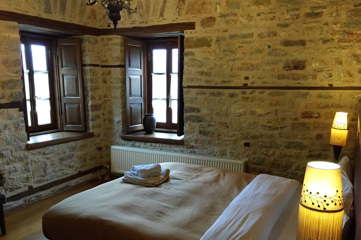 Traditional Double Room, 1 Bedroom, Mountain View | Individually decorated, individually furnished, rollaway beds