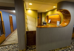 Concierge desk - Grand Jules Boat Hotel Budapest (Budapest)