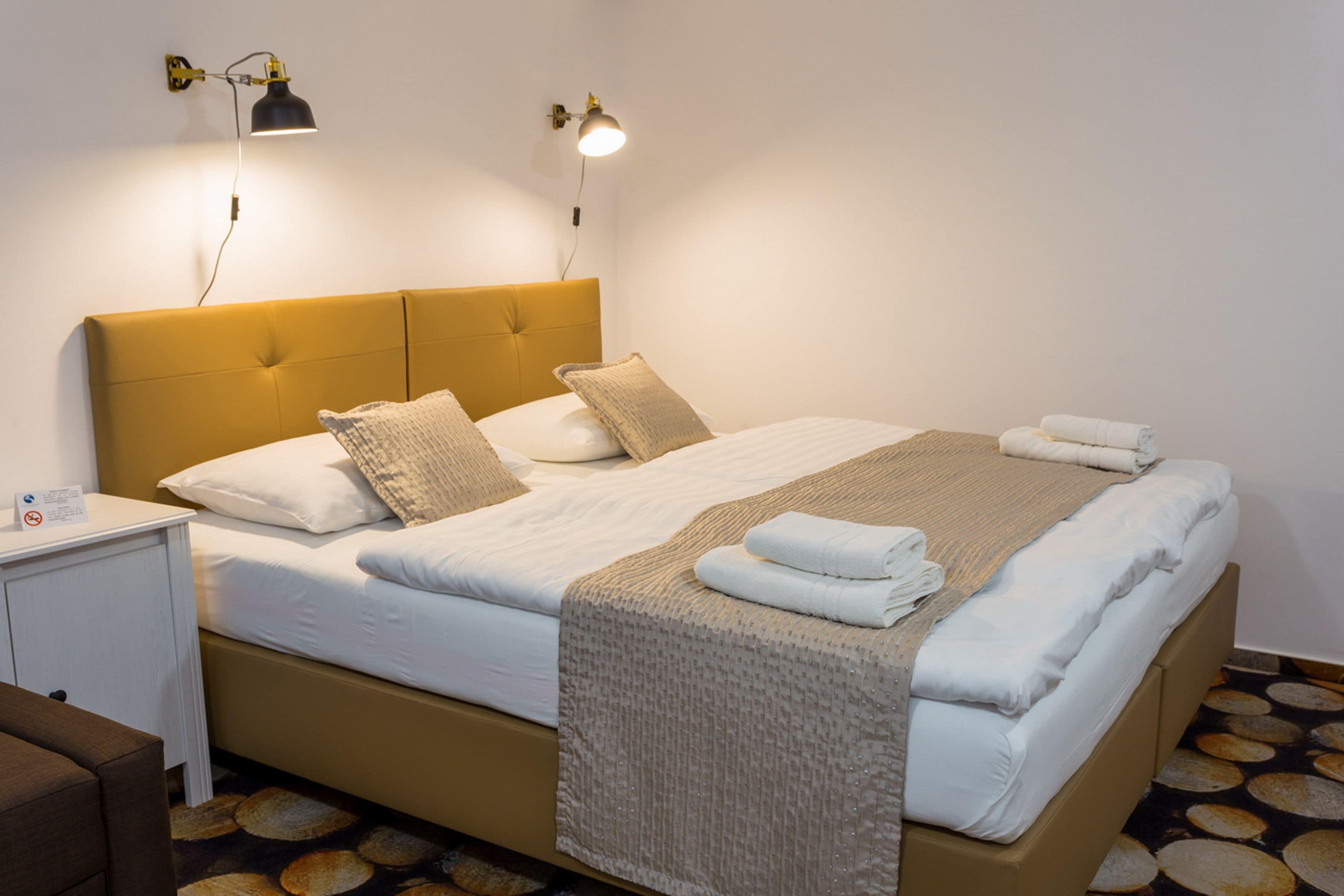 書桌、免費無線上網、床單