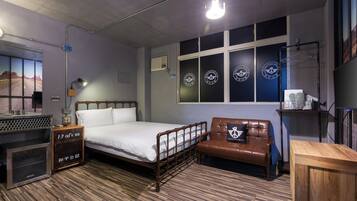 輕刑犯雙人牢房 | 迷你吧、獨特裝潢、隔音、免費無線上網