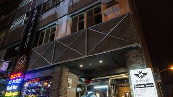 住宿正面 (夜晚)