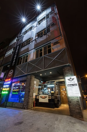 Façade de lâhĂ©bergement - soirĂ©e/nuit