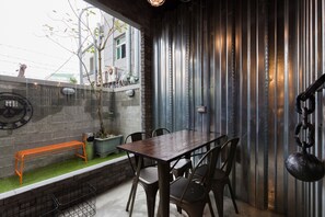 Lobby sitting area - Peace Prison Café Inn (Hualien City)