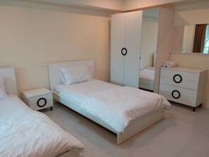 Desk, free WiFi, bed sheets - TongPrasit Place (Nakhon Ratchasima)