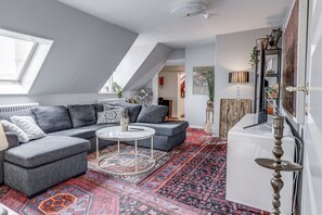 Family Condo | Oppholdsområde | En 50-tommers TV med digitale kanaler