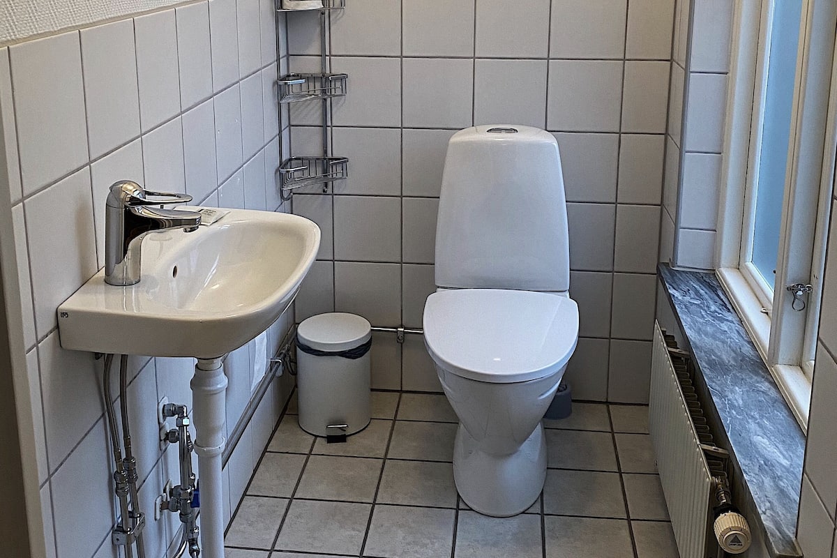 Kylpyhuone | Suihku, ilmaiset hygieniatuotteet, hiustenkuivaaja, pyyhkeet