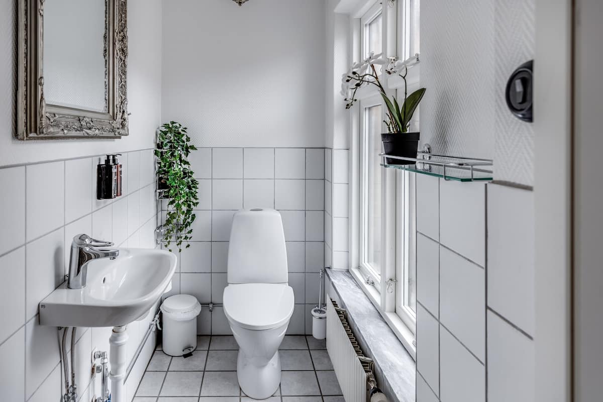 double room (dark plum) | bathroom | shower, free toiletries, hair dryer, towels