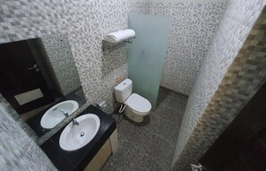 Suihku, ilmaiset hygieniatuotteet, pyyhkeet