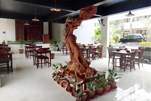 Breakfast, lunch, dinner served; international cuisine