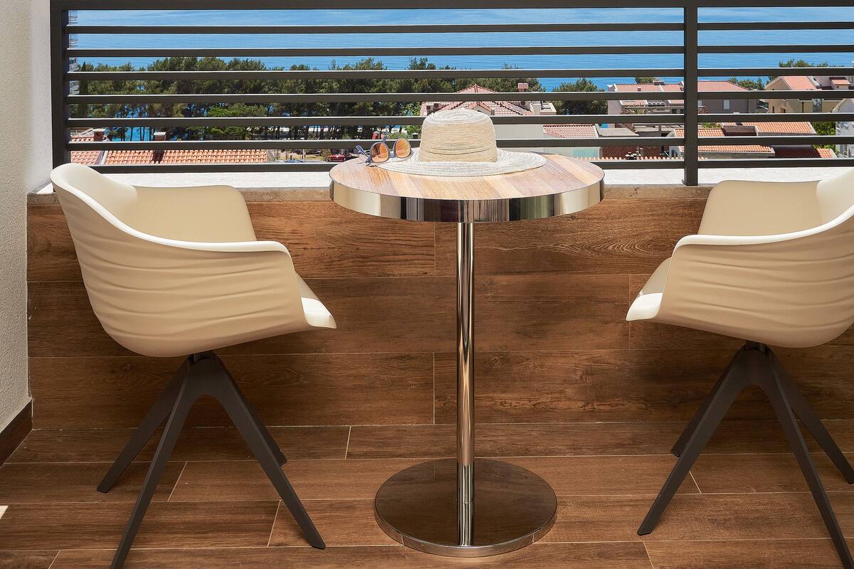 Deluxe Tek Büyük Yataklı Oda, Balkon, Deniz Manzaralı | Kaliteli yatak takımı, minibar, odada kasa, masa