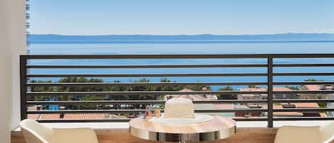Habitación Deluxe doble, balcón, vistas al mar | Ropa de cama de alta calidad, minibar, caja fuerte y escritorio