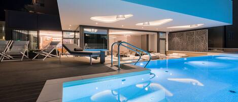 Piscina all'aperto, ombrelloni da piscina, lettini