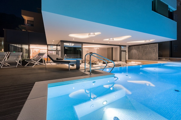 Outdoor pool, pool umbrellas, sun loungers