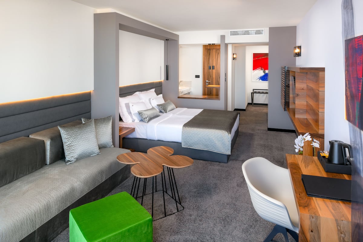 Kaliteli yatak takımı, minibar, odada kasa, masa