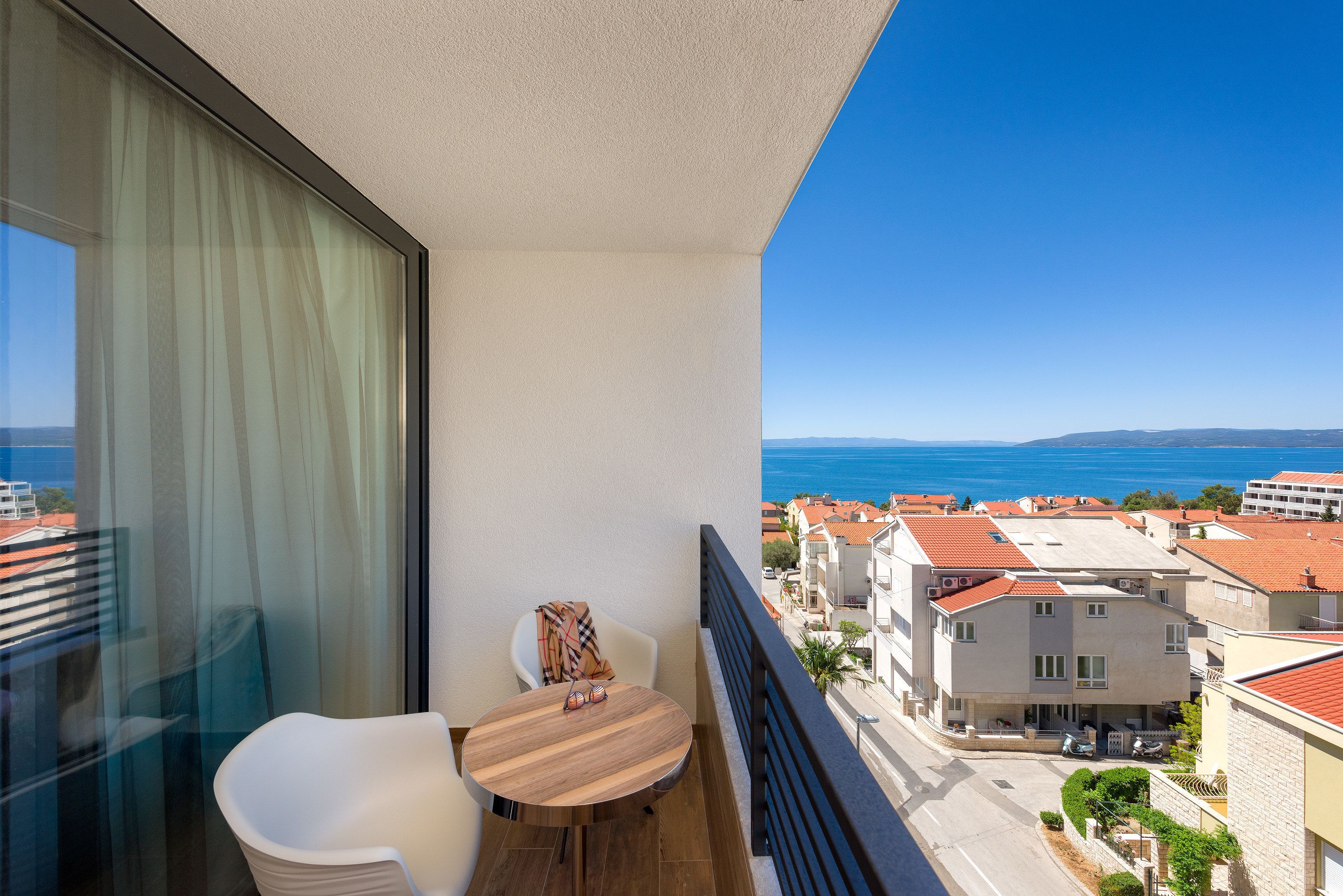 Quarto casal luxo, sacada, vista parcial para o mar | Roupas de cama premium, frigobar, cofres nos quartos, escrivaninha