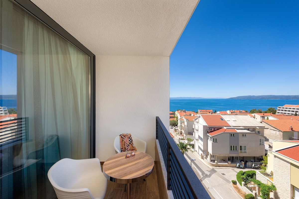 Deluxe Tek Büyük Yataklı Oda, Balkon, Kısmi Deniz Manzaralı | Kaliteli yatak takımı, minibar, odada kasa, masa