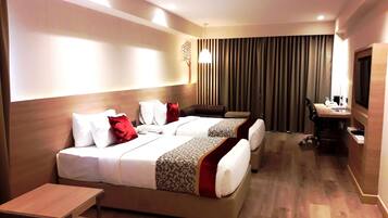 Zimmersafe, Schreibtisch, laptopgeeigneter Arbeitsplatz