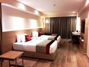 Een kluis op de kamer, een bureau, een laptopwerkplek