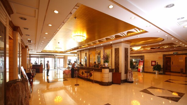 A spacious lobby with a reception desk, a chandelier, and a polished marble floor. - Sanfod Hotel Qingdao (Qingdao)