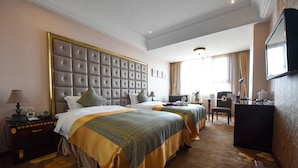 A hotel room with two beds, a desk, a chair, and a television. - Sanfod Hotel Qingdao (Qingdao)