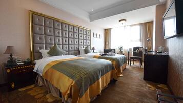 Superior Executive Twin Room | Minibar, in-room safe, desk, blackout drapes