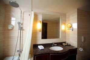 Executive Twin Room | Bilik Mandi | Pancuran mandi, pengering rambut, jubah mandi, selipar 