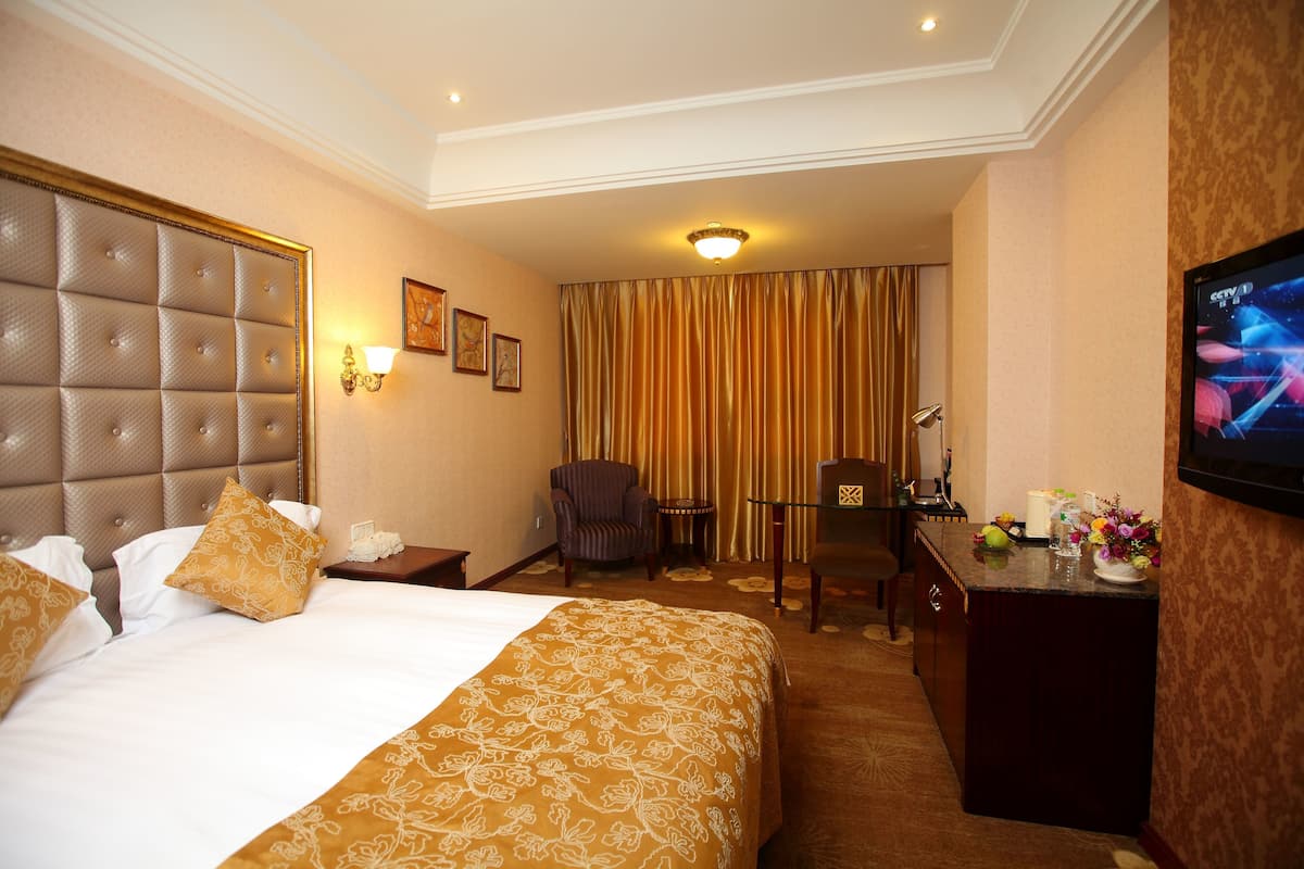 Superior Executive Queen Room | Minibar, in-room safe, desk, blackout drapes