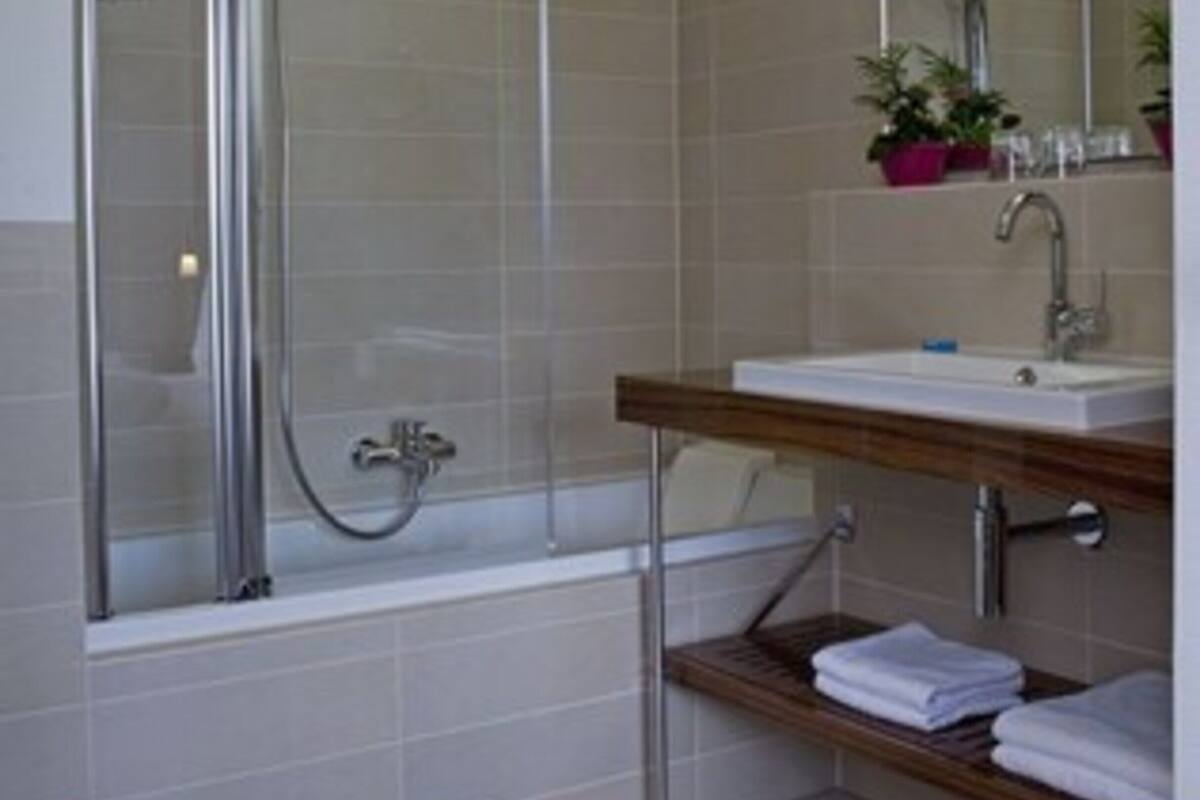 Habitación doble Confort de uso individual | Baño | Amenidades de baño gratuitas, secadora de cabello, toallas