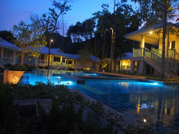 Una piscina al aire libre