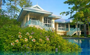 Villa | Zimmersafe, Schreibtisch, Verdunkelungsvorhänge, schallisolierte Zimmer